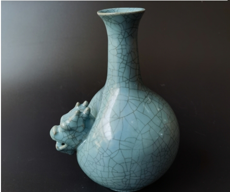 北宋哥窑天青釉十二生肖撇口瓶（龙）